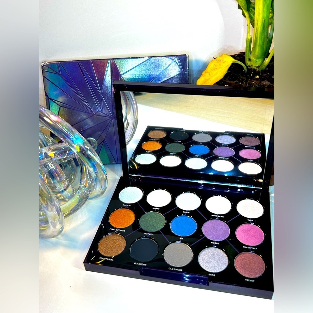 Urban Decay Distortion Eyeshadow Palette
